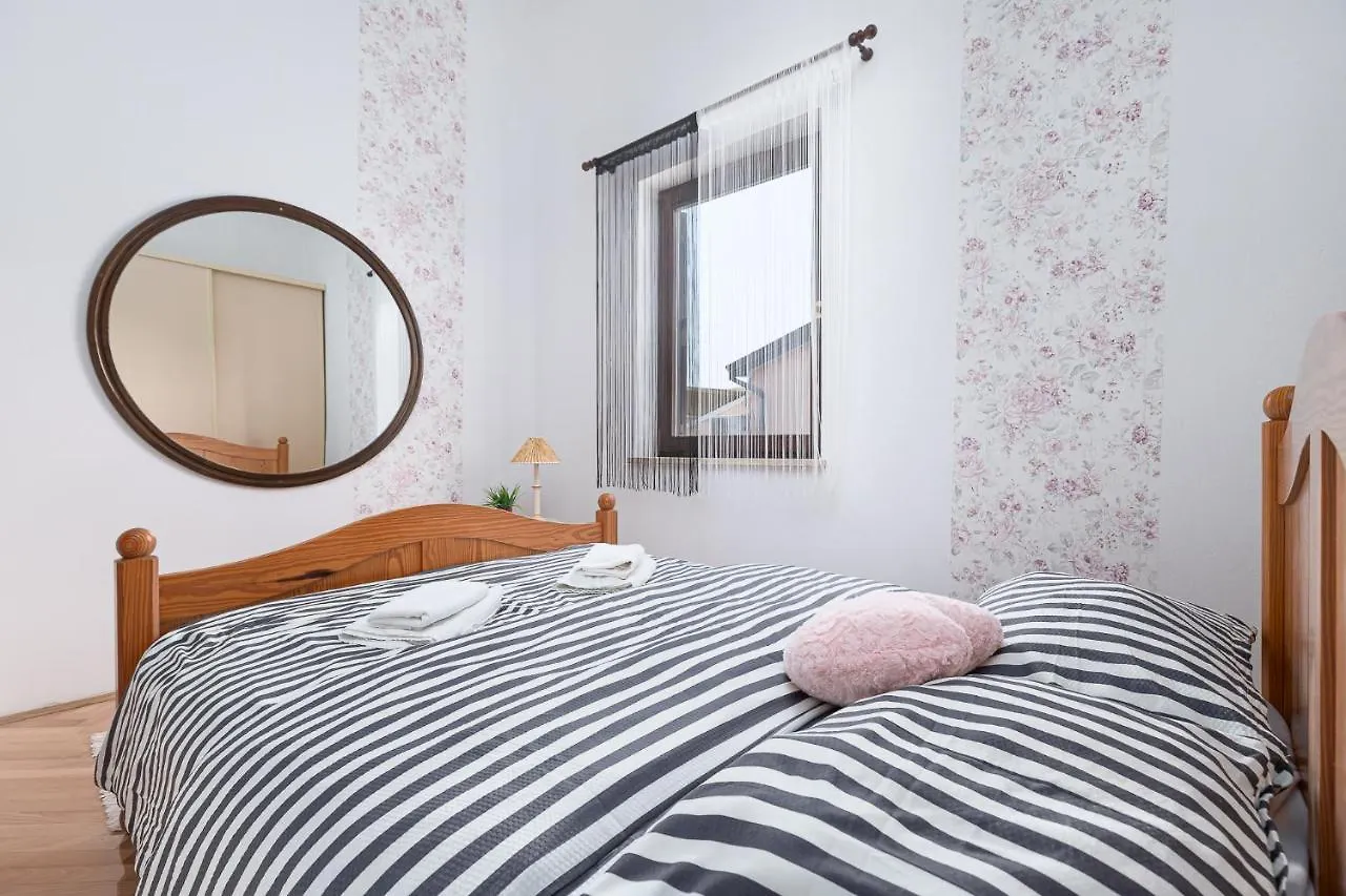 Apartment Gracia With Private Parking And Free Internet