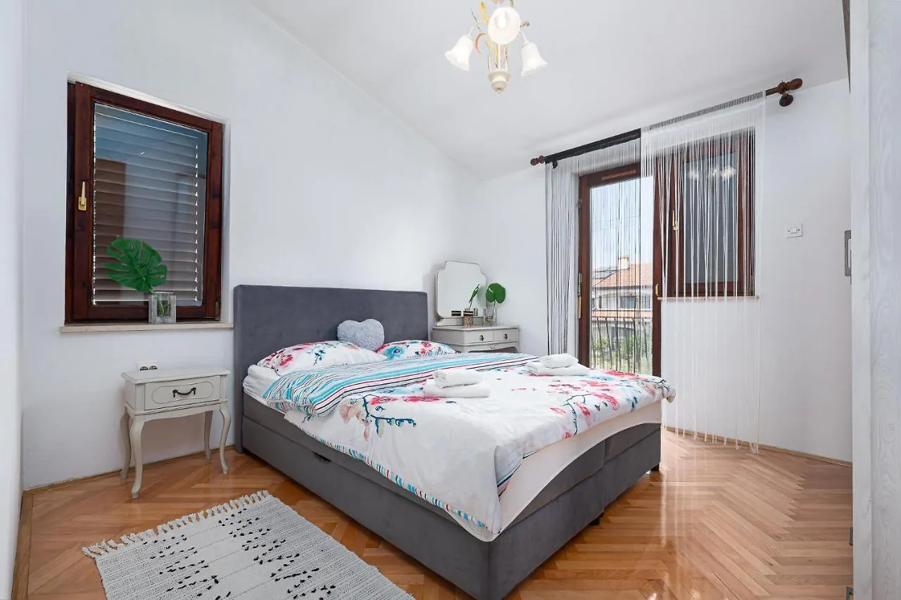 Apartment Gracia With Private Parking And Free Internet