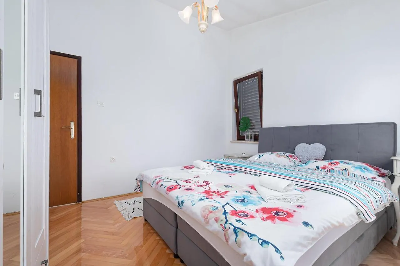 Apartment Gracia With Private Parking And Free Internet 0*, Porec Croatia