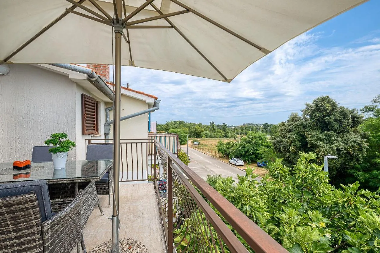 Apartment Gracia With Private Parking And Free Internet 0*, Porec